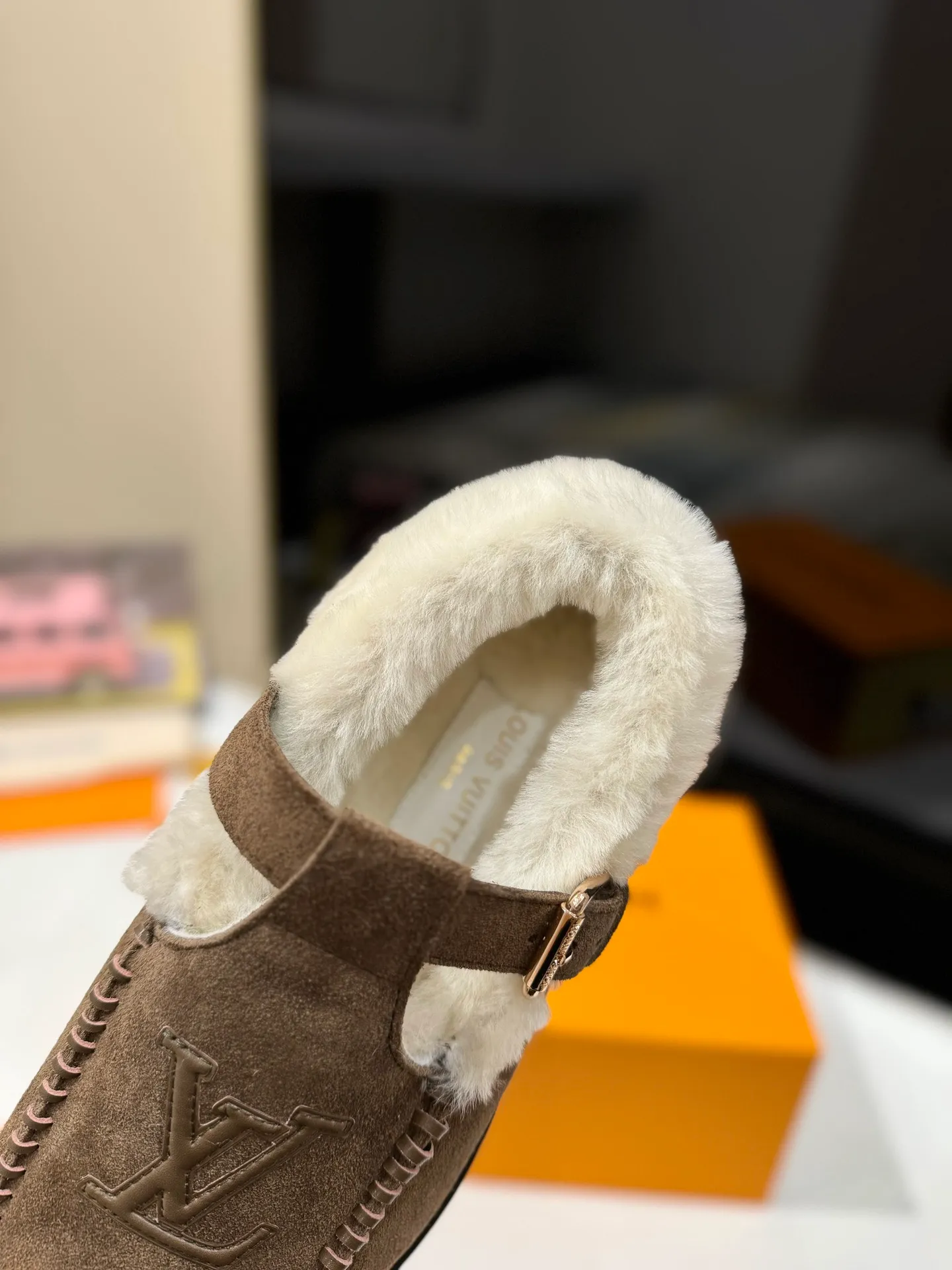 👟👟Ex-factory price 560👟👟 Louis Vuitton lv louis vuott…on fw24 new arrival～The latest furry slippers for autumn and winter🏂🏂 This pair of furry slippers is also very good-looking! The leather ones are very high-end! ! !Paired with denim shorts in autumn and winter, it’s perfect! Put it on and you will instantly have your ideal height! 😍 A favorite style, with fashion elements, the appearance of the upper is full of nobility. Wearing it can always show off the fashionable charm of women. It is fashionable but not too showy. The high-end beef tendon on the upper and the Lvjia letter buckle are so beautiful. ✅Upper: imported high-end frosted/cow leather ✅Outsole: original outsole ✅Inner lining: imported real wool ✅Size: 35-42 (41.42 customized, non-returnable) ✅Packaging: full set of original drawer box